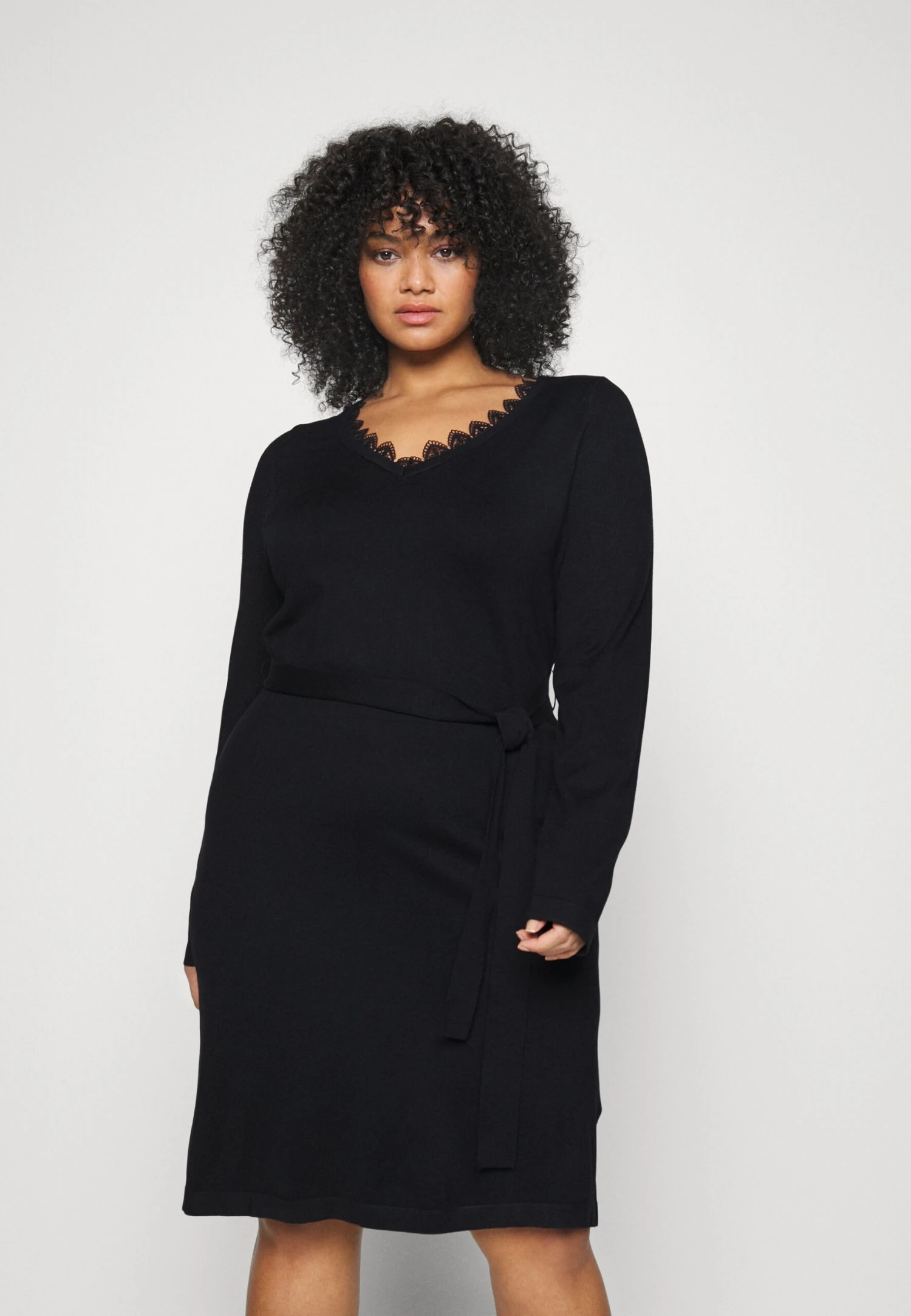 V AUSSCHNITT MINI STRICKKLEID MIT GÜRTEL UND SPITZENEINSATZ - Sukienka Dzianinowa - Black