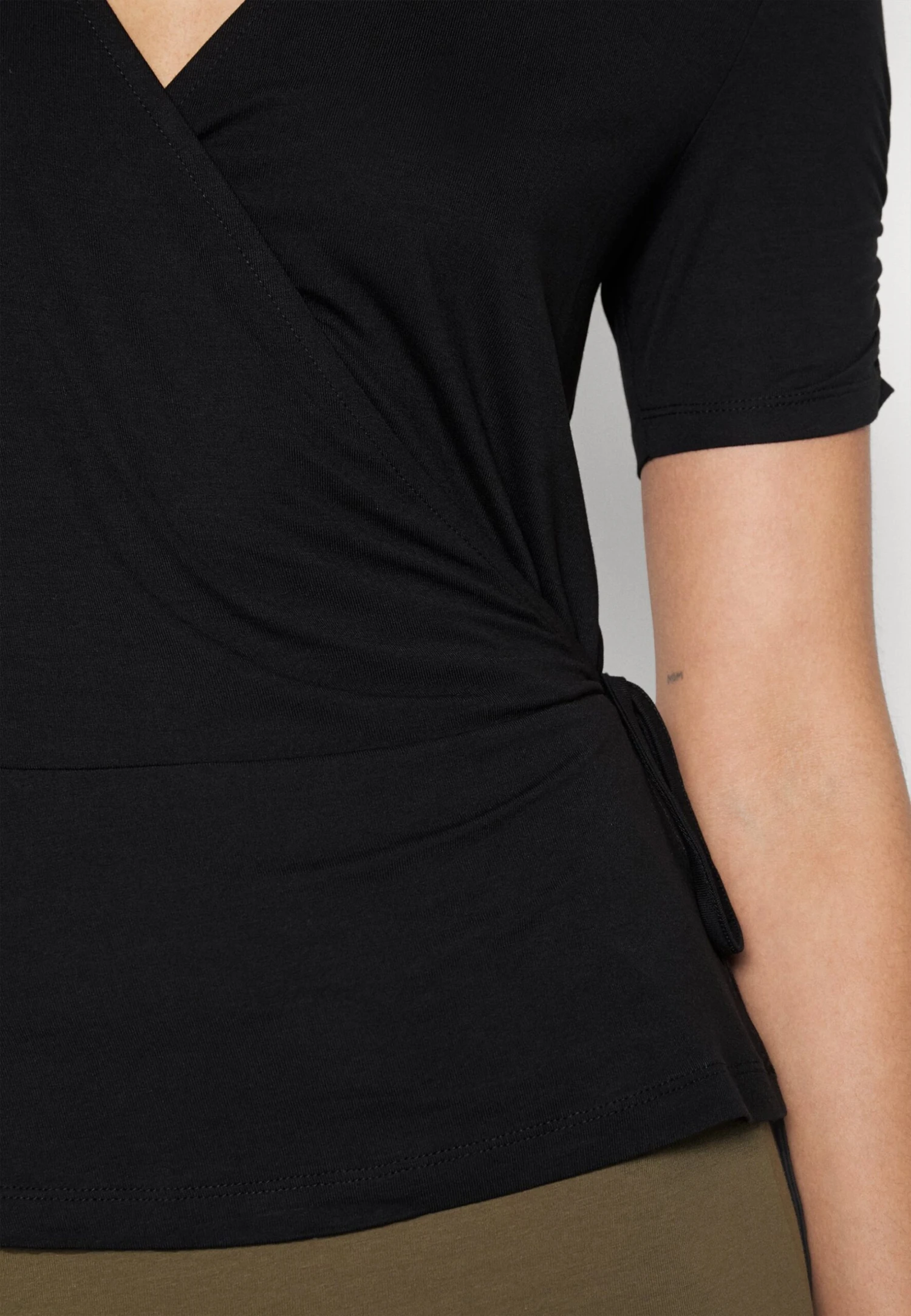 TALL WRAP OVER GATHERING SLEEVES - T-shirt Basic - Black - obrazek 5