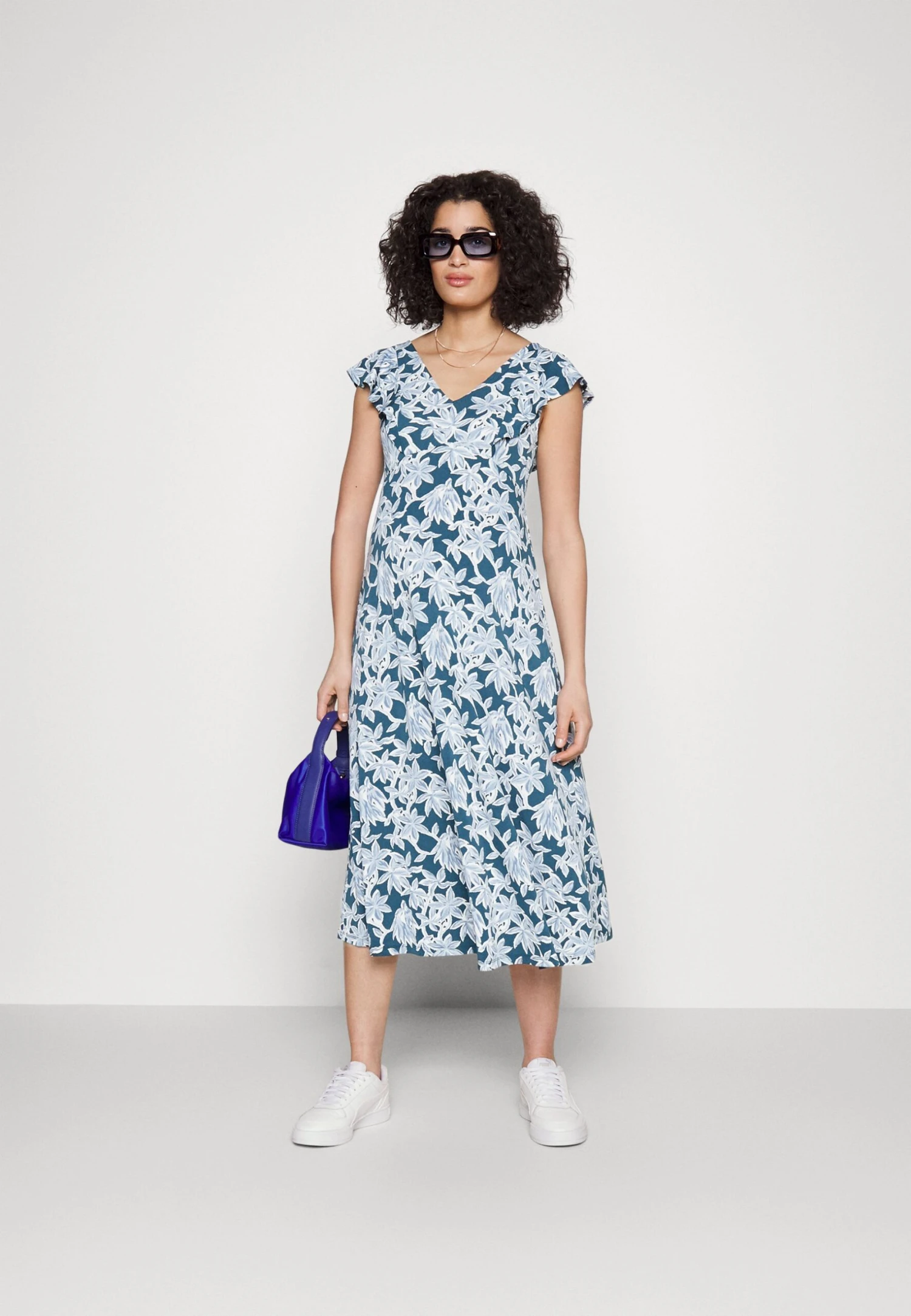 MIDI V FLARED DRESS WITRH RUFFLE SLEEVEES - Sukienka Z Dżerseju - Dark Blue/blue - obrazek 2