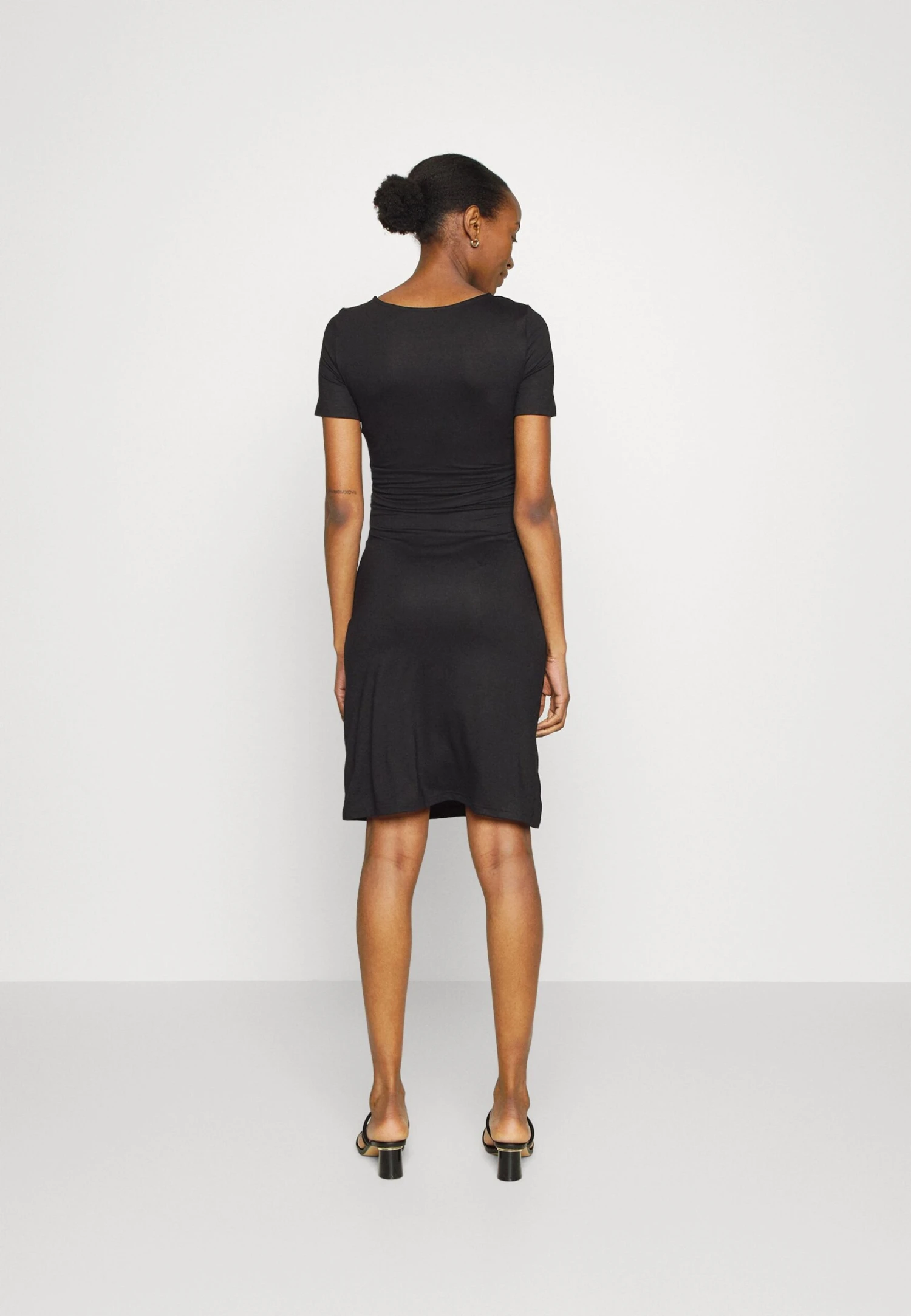 SHORT SLEEVES RUCHED WAIST MINI FLARED DRESS - Sukienka Z Dżerseju - Black - obrazek 3