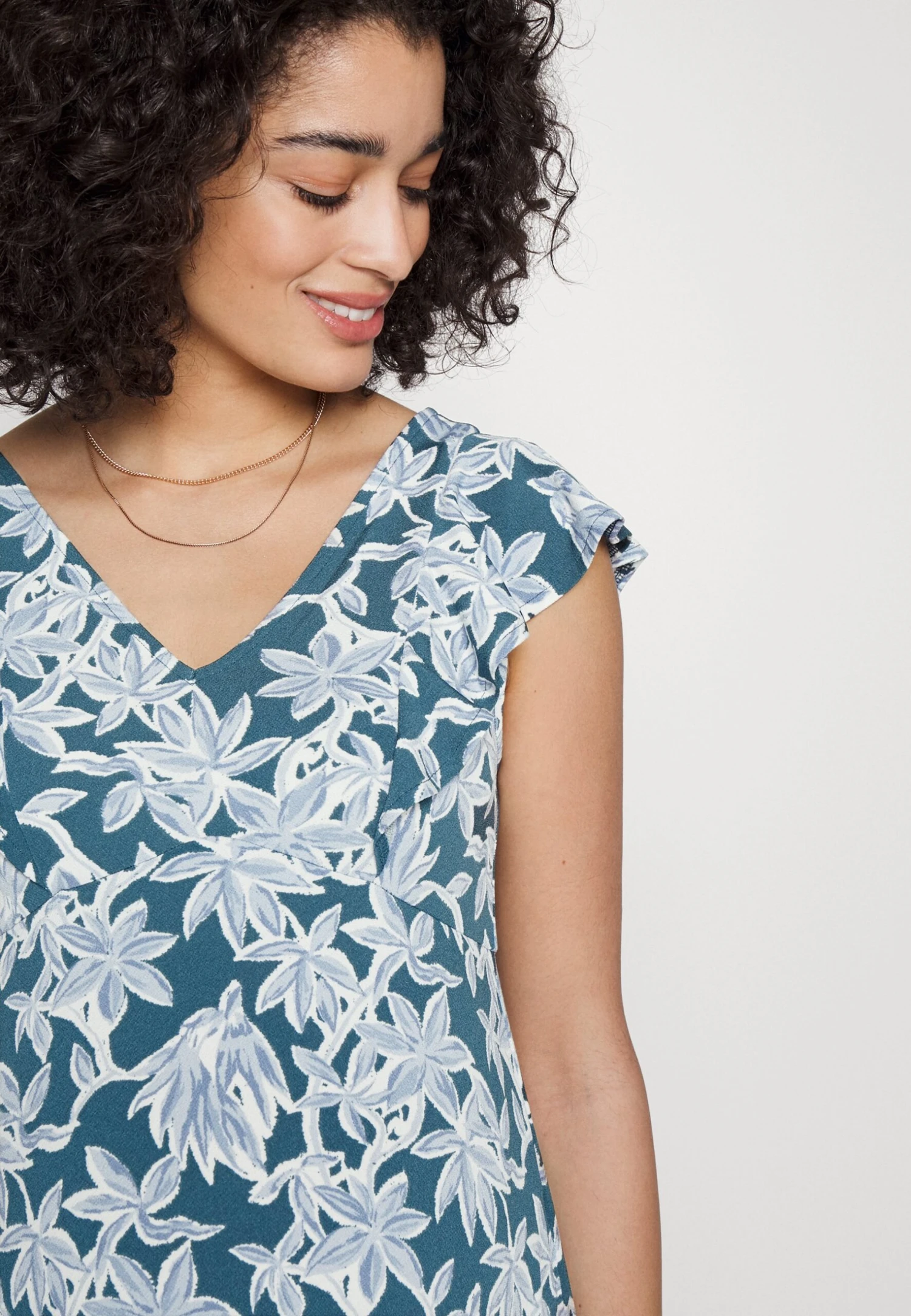 MIDI V FLARED DRESS WITRH RUFFLE SLEEVEES - Sukienka Z Dżerseju - Dark Blue/blue - obrazek 6