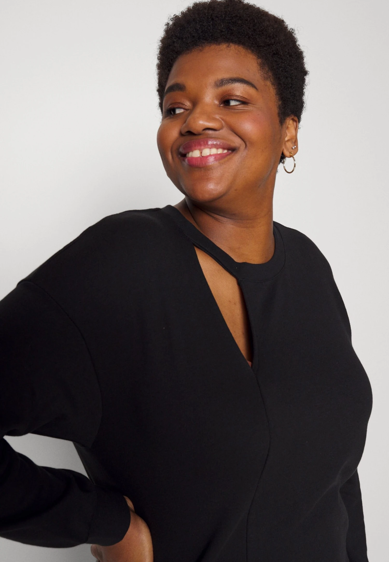 CUT OUT NECK FIT - Bluza - Black - obrazek 4