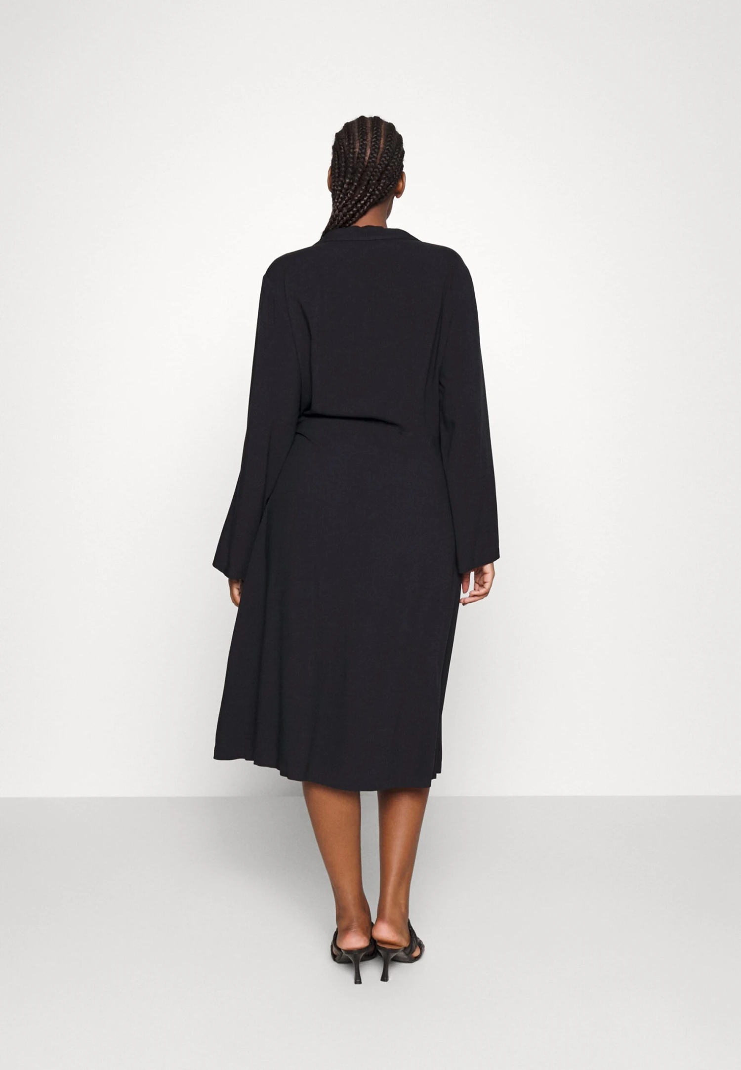 CURVY BUCKLE DRESS - Sukienka Koszulowa - Black - obrazek 3