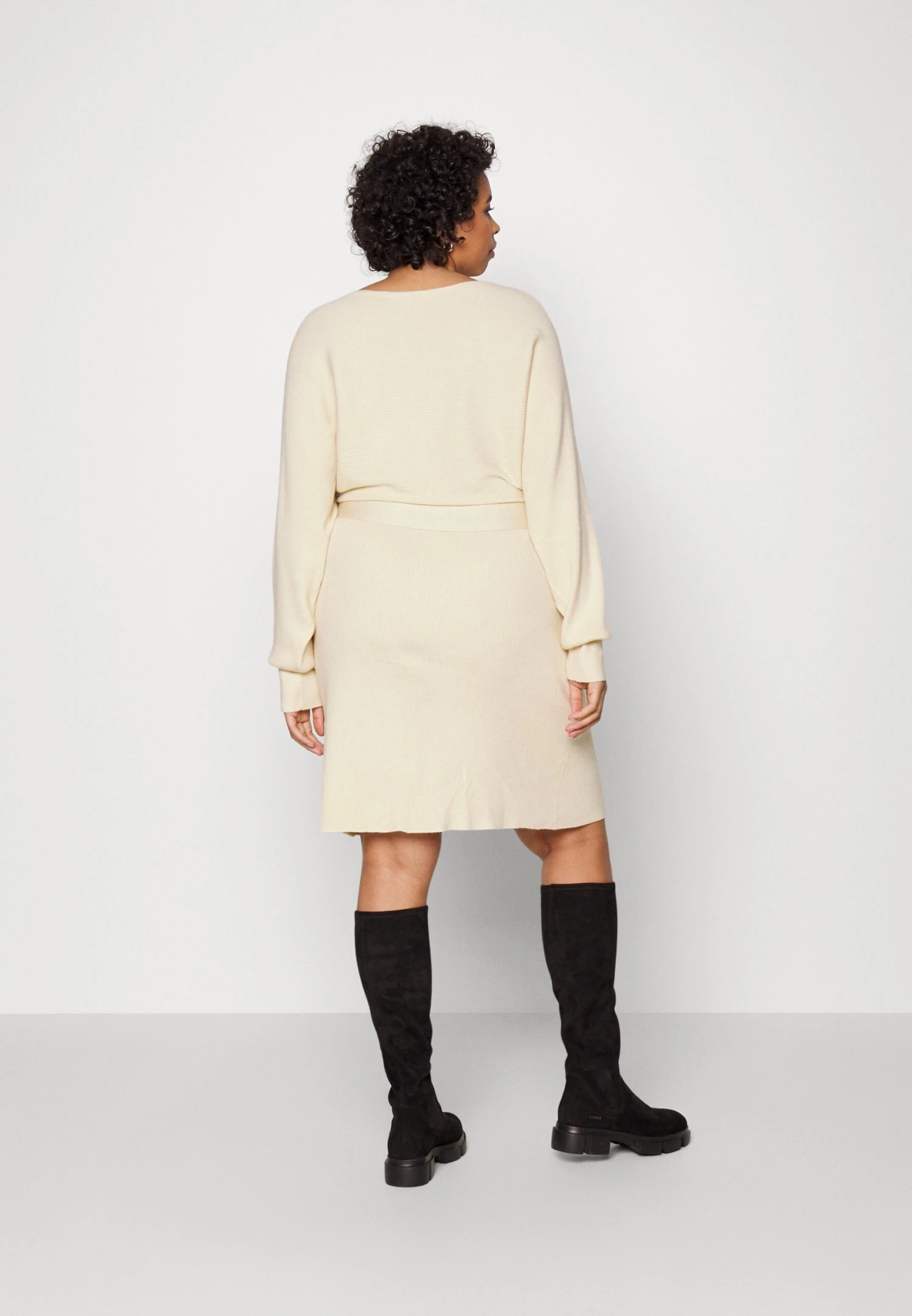 WRAP V AUSSCHNITT MINI STRICKKLEID MIT GÜRTEL - Sukienka Dzianinowa - Off White - obrazek 3