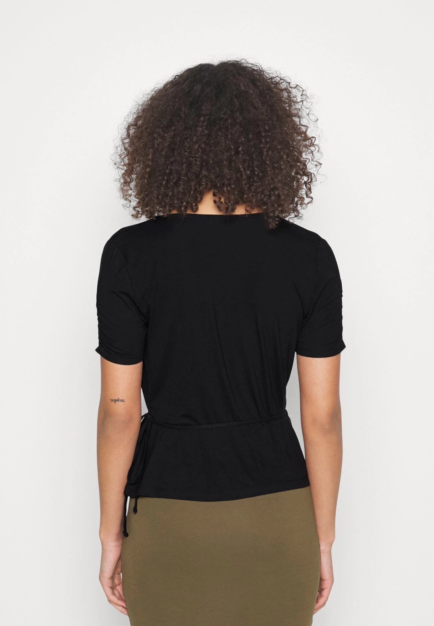 TALL WRAP OVER GATHERING SLEEVES - T-shirt Basic - Black - obrazek 3